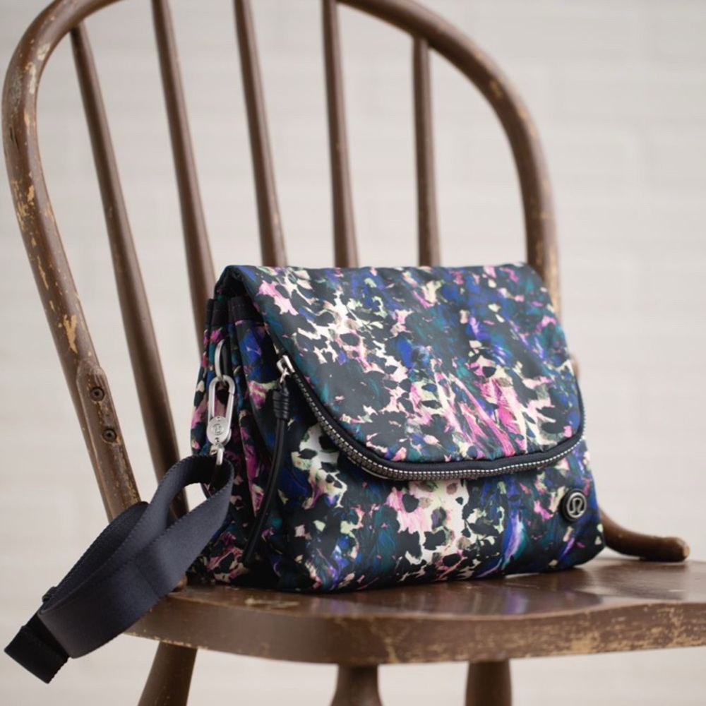 lululemon athletica Party Om Bag
Floral Black Multi / Deep Coal Women's Bag